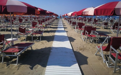 Forte dei Marmi, sesso (a tre) in spiaggia: interrotti dalla Polizia