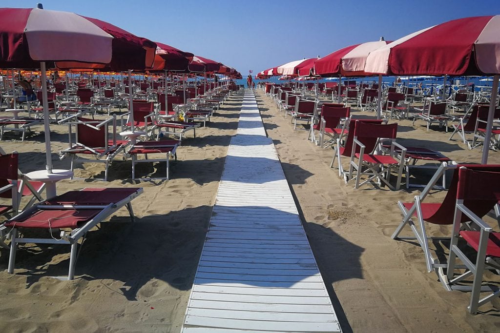 Forte dei Marmi, sesso (a tre) in spiaggia: interrotti dalla Polizia