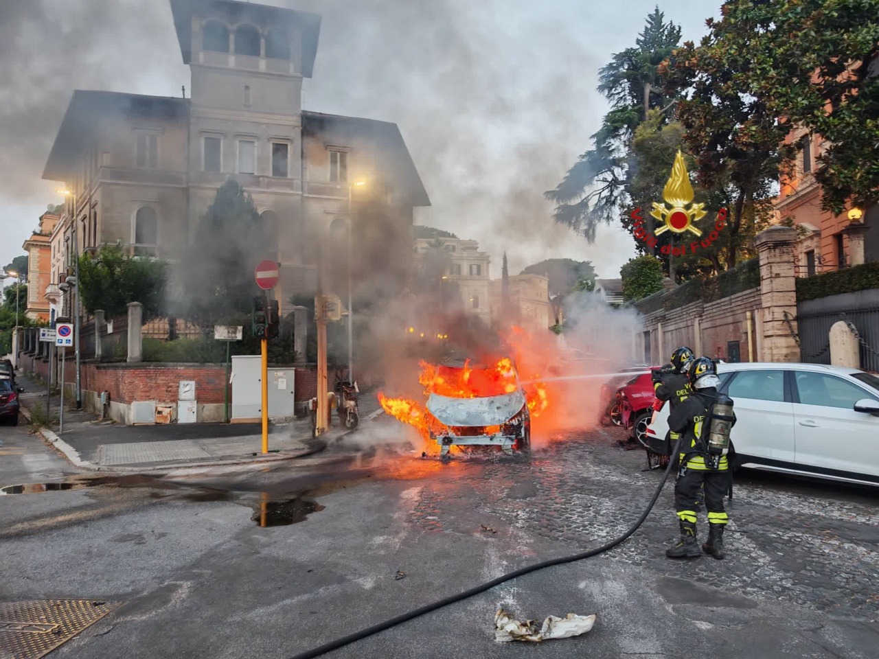 Furgone in fiamme in Viale dell’Università