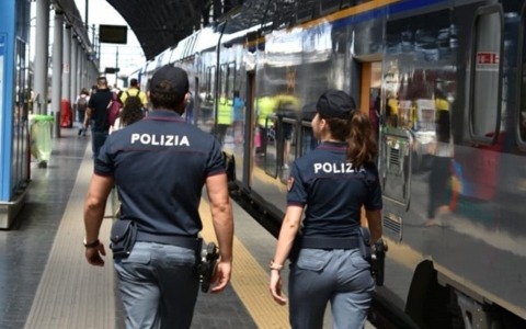 Furti e aggressione sui treni del milanese, fermati tre giovani