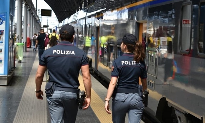 Furti e aggressione sui treni del milanese, fermati tre giovani