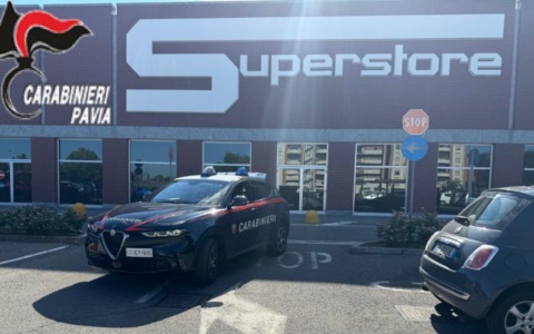 Furto lampo all’Esselunga: tradito dalle telecamere, viene bloccato nel parcheggio