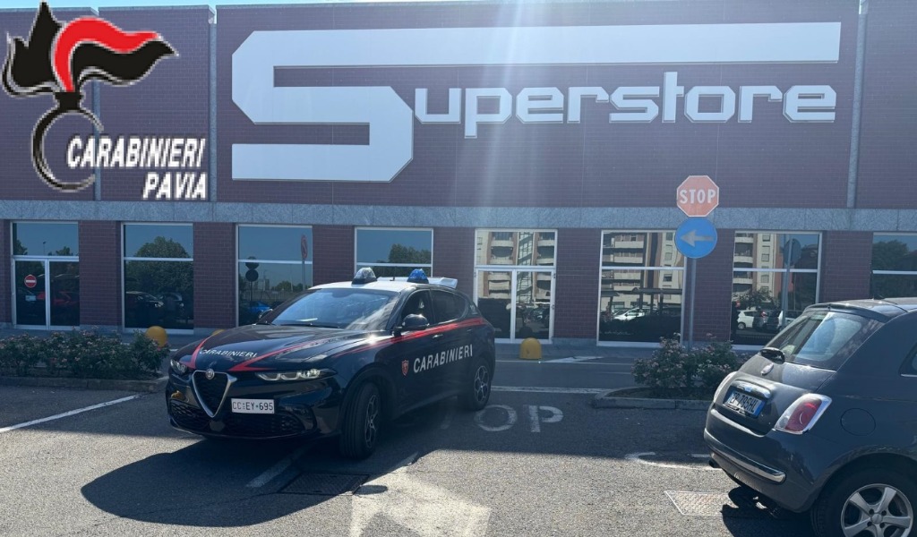 Furto lampo all’Esselunga: tradito dalle telecamere, viene bloccato nel parcheggio