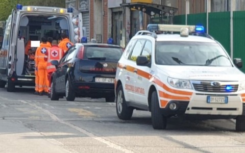 Gambe schiacciate da un pezzo di ferro: ferito operaio 64enne