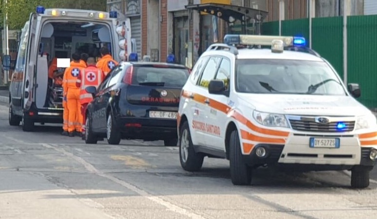 Gambe schiacciate da un pezzo di ferro: ferito operaio 64enne