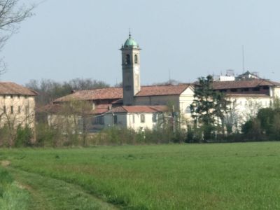 Gambizzato e torturato nel bosco e poi abbandonato nei campi tra Bollate e Garbagnate