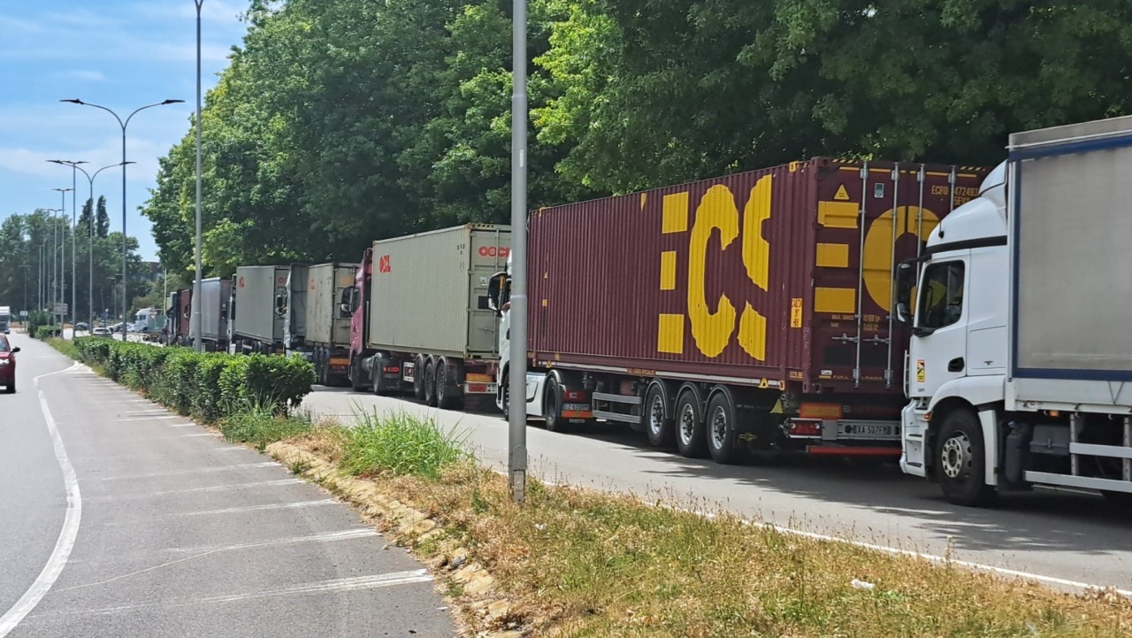 Gate chiuso all’intermodale, lunghe file di camion in coda e caos in zona industriale