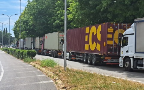 Gate chiuso all’intermodale, lunghe file di camion in coda e caos in zona industriale