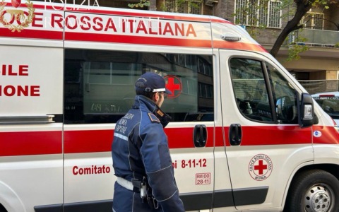 Giallo al campo rom, trovato a terra in una pozza di sangue
