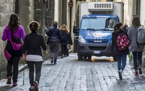 Giornali, latte fresco e lavanderie: dal 3 agosto le nuove regole per le consegne in Città Alta