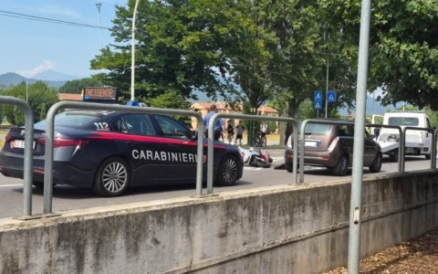 Grave incidente tra un’auto e una moto, in ospedale il centauro