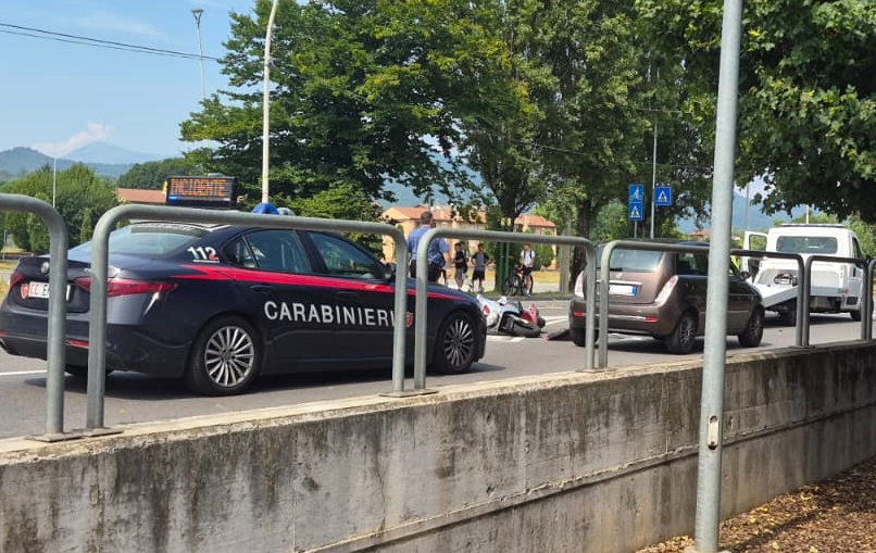 Grave incidente tra un’auto e una moto, in ospedale il centauro