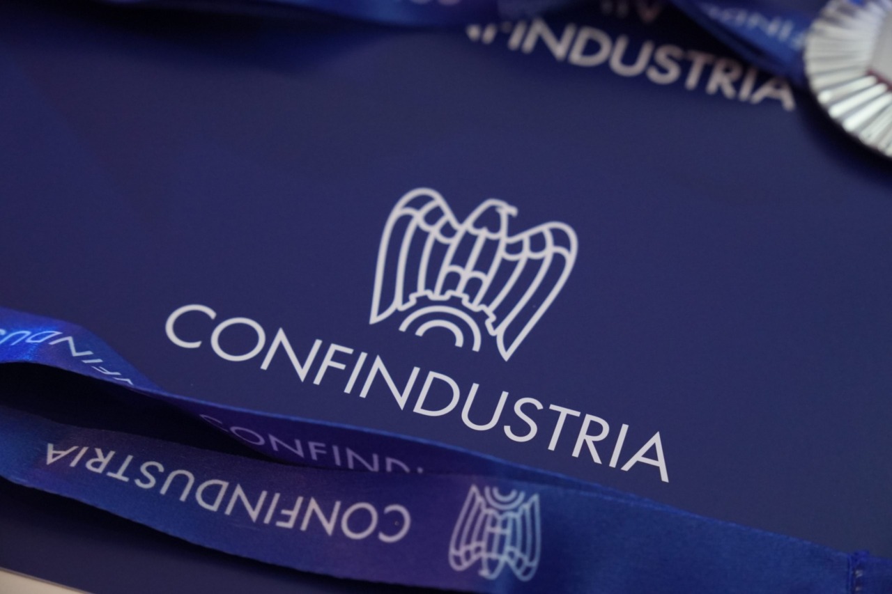 Guerra e caro energia frenano l’Italia, l’allarme di Confindustria