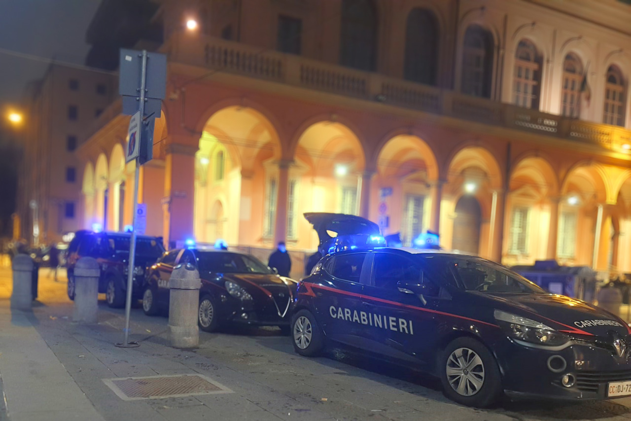 Ha minacciato con un coltello i dipendenti di un bar di via Petroni, poi è scappato