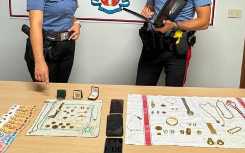 “Hanno clonato la targa dell’auto di sua figlia” ma è una truffa: in manette “finti carabinieri”