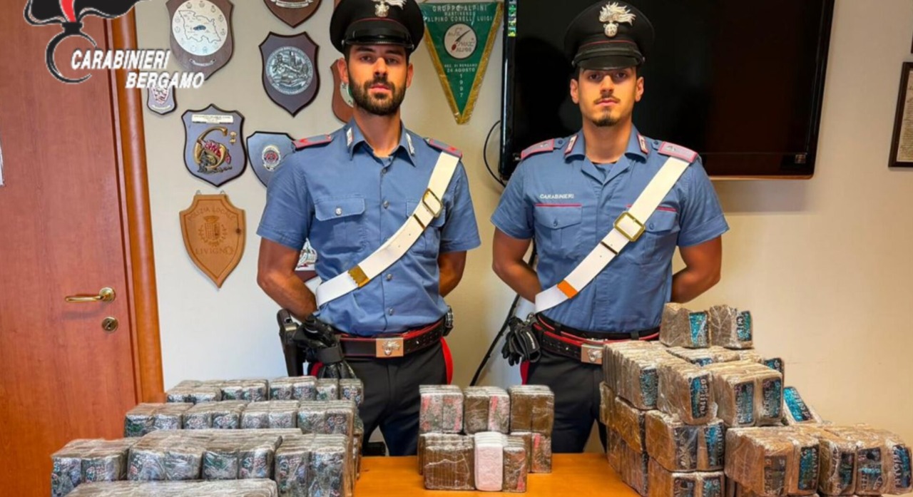 I Carabinieri controllano un’auto sospetta e trovano un borsone con quasi 80 chilogrammi di droga