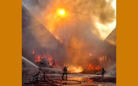 I primi rilievi di Arpa per l’incendio alla ricicleria nel milanese: “Nessun valore critico per la qualità dell’aria”