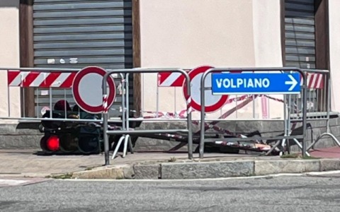 I vandali abbattono il semaforo: scatta la caccia ai responsabili