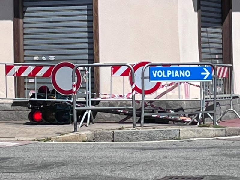I vandali abbattono il semaforo: scatta la caccia ai responsabili