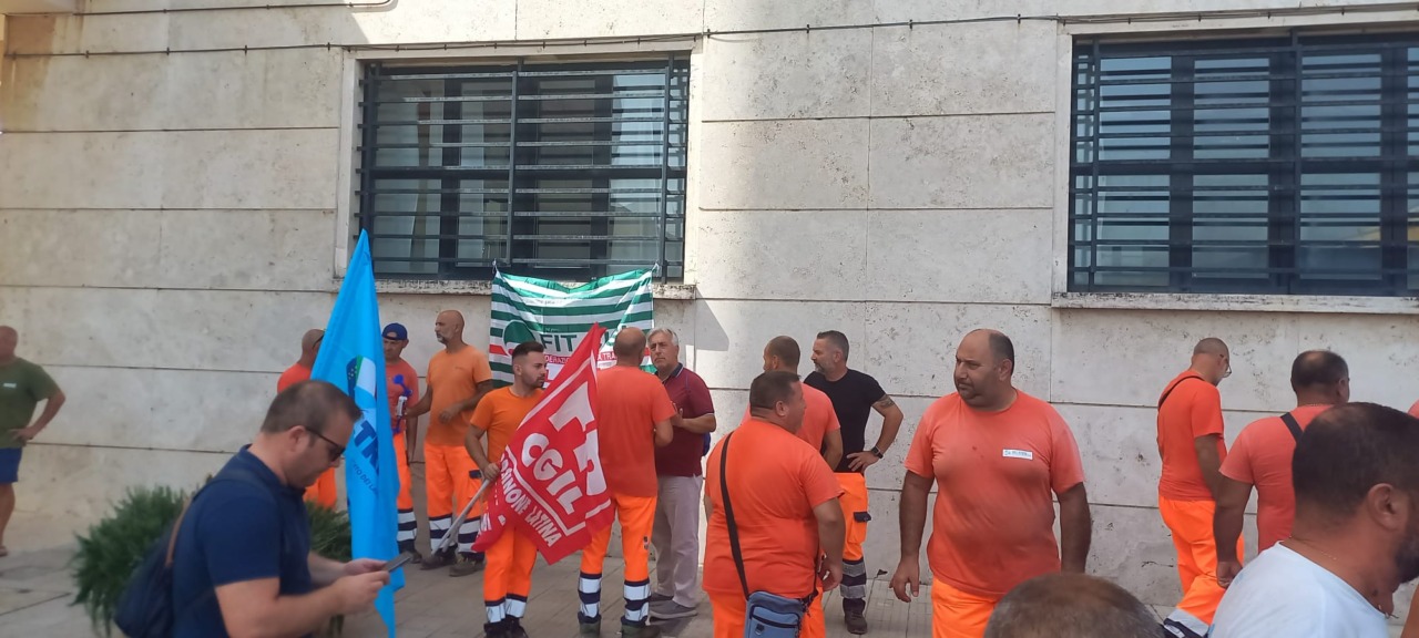 Igiene urbana,  sindacati e lavoratori in assemblea sotto il Comune