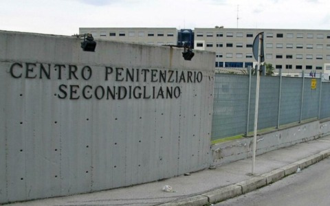 Il boss mafioso Antonio Raso verso l’uscita dal carcere