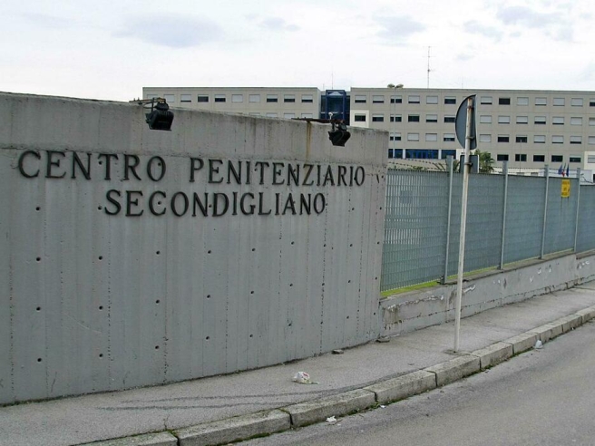 Il boss mafioso Antonio Raso verso l’uscita dal carcere