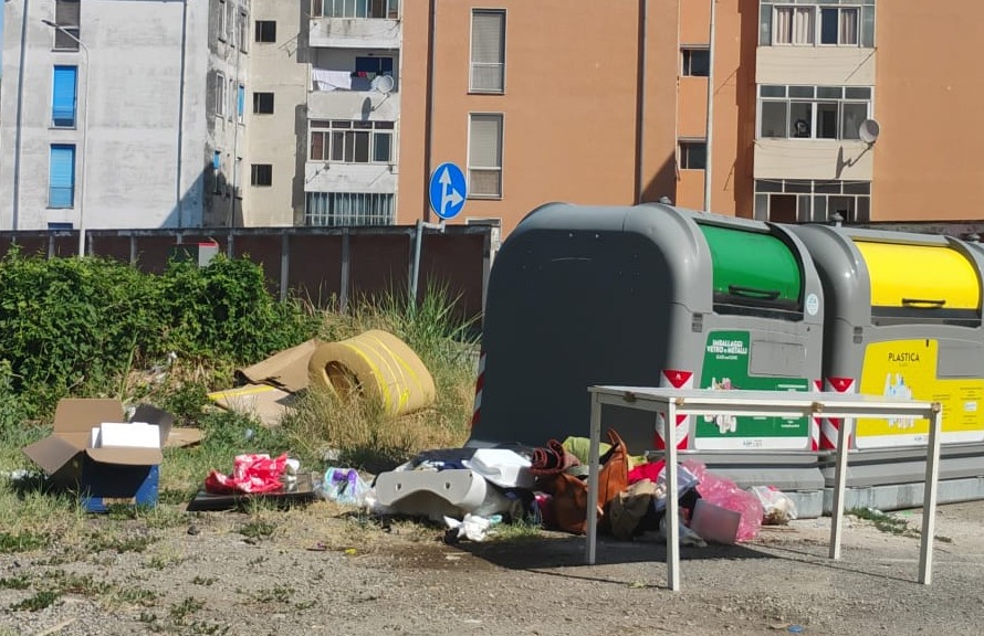 Il caldo dà alla testa anche a chi abbandona i rifiuti. Ecco com’è ridotta la zona di via Udine/via Siracusa