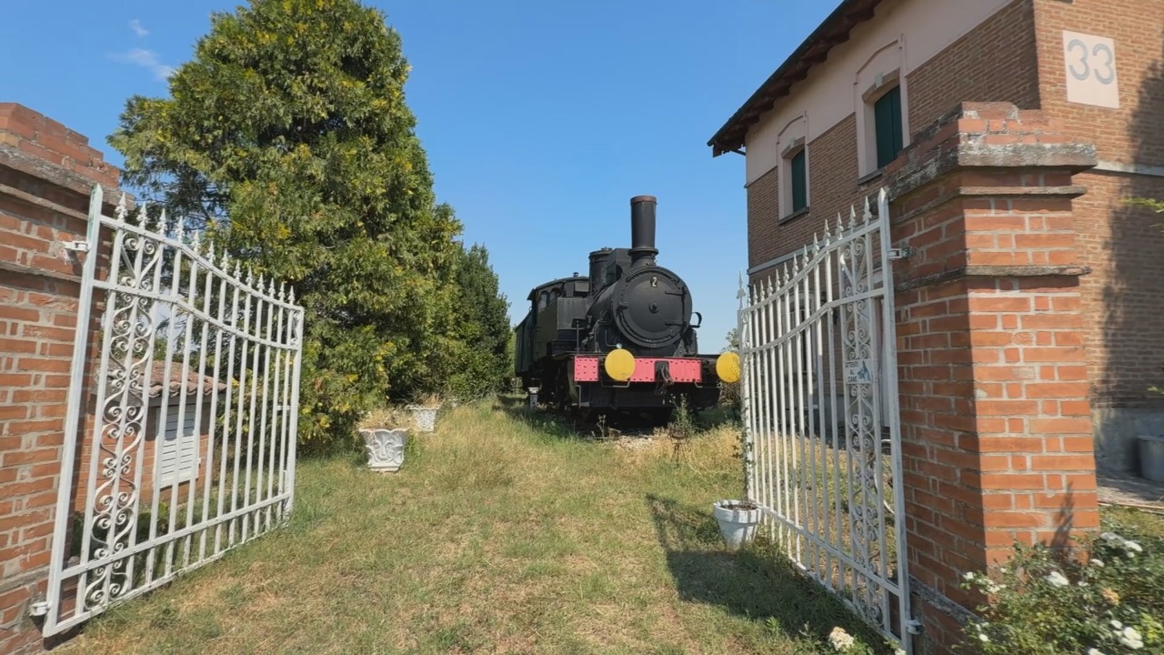 Il casello 33 di Crevalcore e le locomotive nel cortile