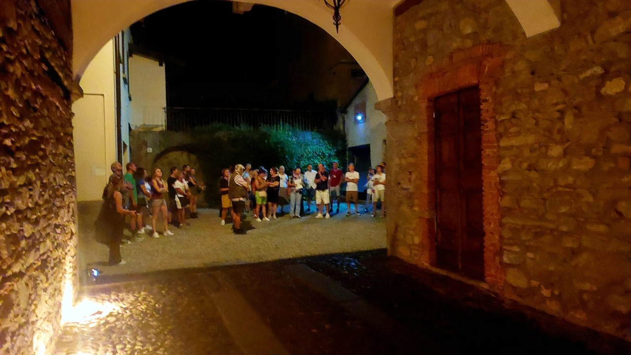 Il fascino del mistero avvolge il cuore del paese: torna “Asso Oscura”