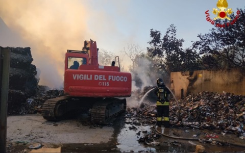 Il maxi incendio alla Remat non è ancora domato, seconda notte di lavoro per i vigili del fuoco