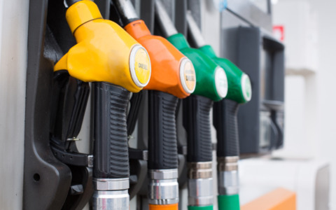 Il paradosso dei carburanti: il prezzo del petrolio crolla ma i ribassi non si vedono alla pompa