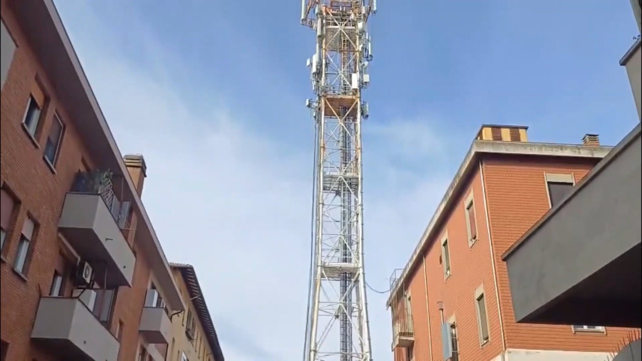 Il traliccio sotto le finestre al quartiere Savena