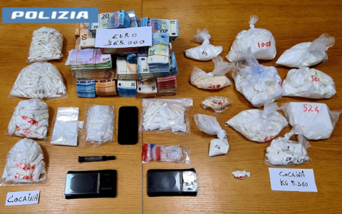 In casa 370mila euro in contanti e 5 chili di cocaina: in manette padre e figlio