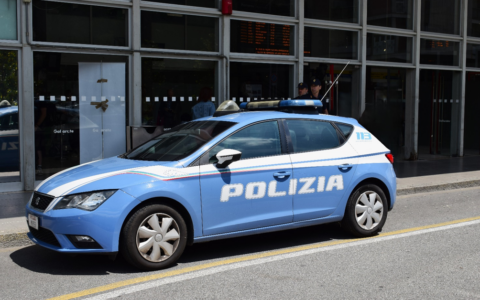 In contromano, non si ferma all’alt e aggredisce un agente: arrestato