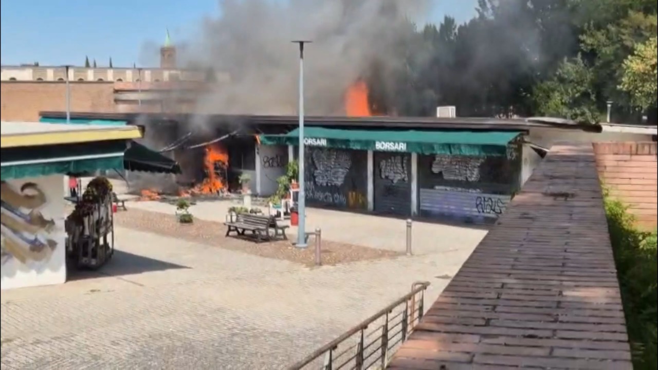 In fiamme il chiosco di un fioraio in Certosa