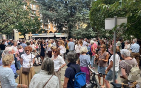 In mille in piazza: “Non toccate i ciliegi”