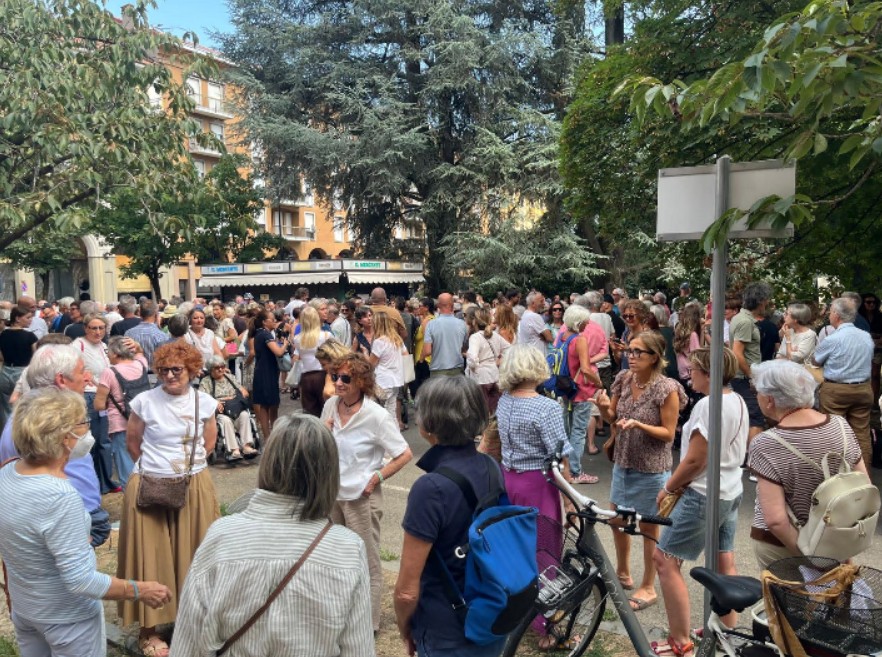 In mille in piazza: “Non toccate i ciliegi”