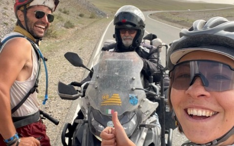 In moto fino in Mongolia: il viaggio salvato da un russo