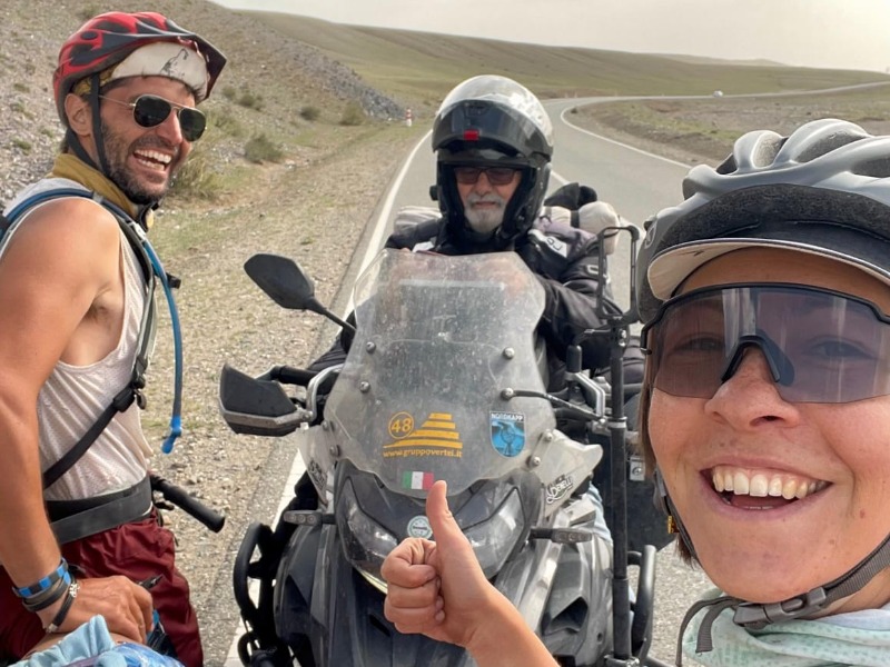 In moto fino in Mongolia: il viaggio salvato da un russo
