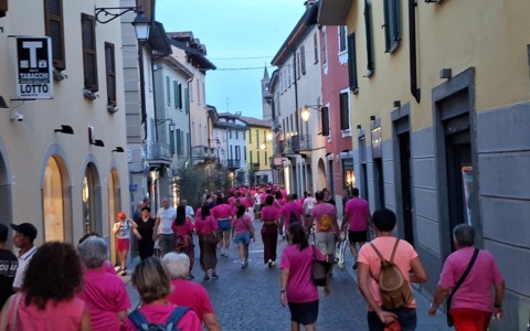 In oltre seicento per la corsa in rosa di Treviglio: che spettacolo!