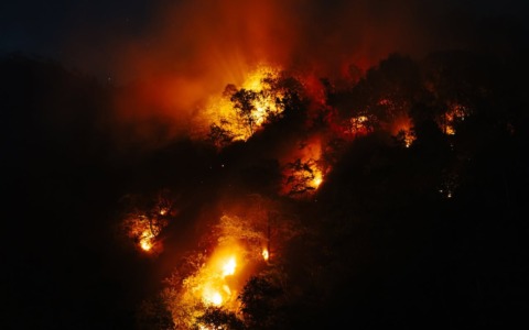 Incendi in Valsesia, resta massima l’allerta: quattro fronti ancora attivi