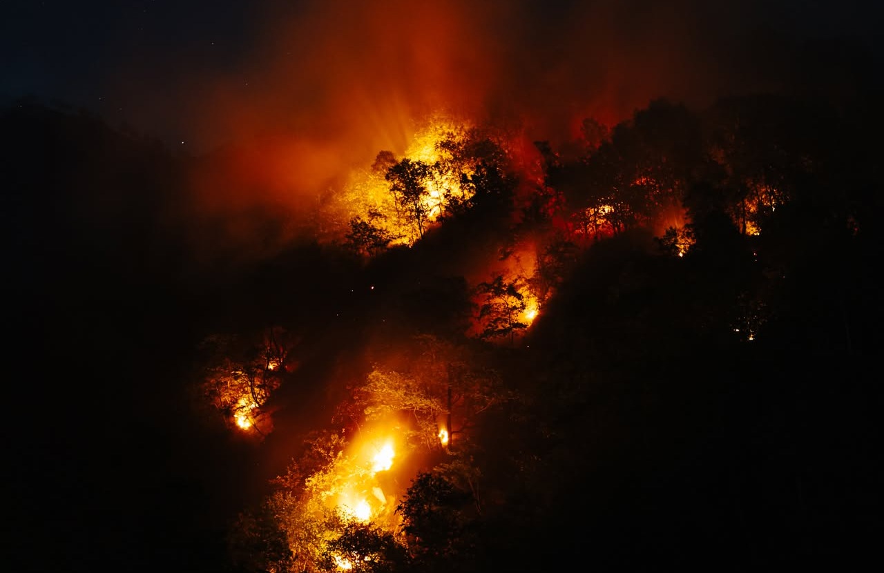 Incendi in Valsesia, resta massima l’allerta: quattro fronti ancora attivi