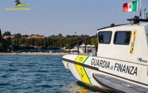 Incendio a bordo di un’imbarcazione davanti a Cannobio: turisti soccorsi dalla Guardia di Finanza