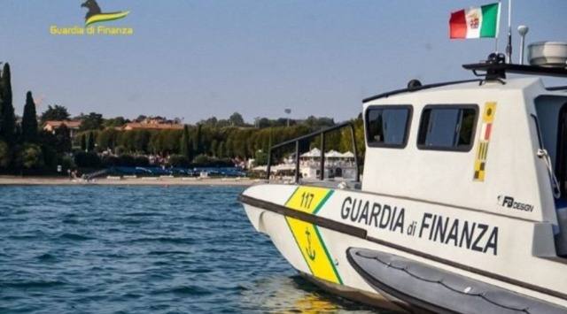 Incendio a bordo di un’imbarcazione davanti a Cannobio: turisti soccorsi dalla Guardia di Finanza