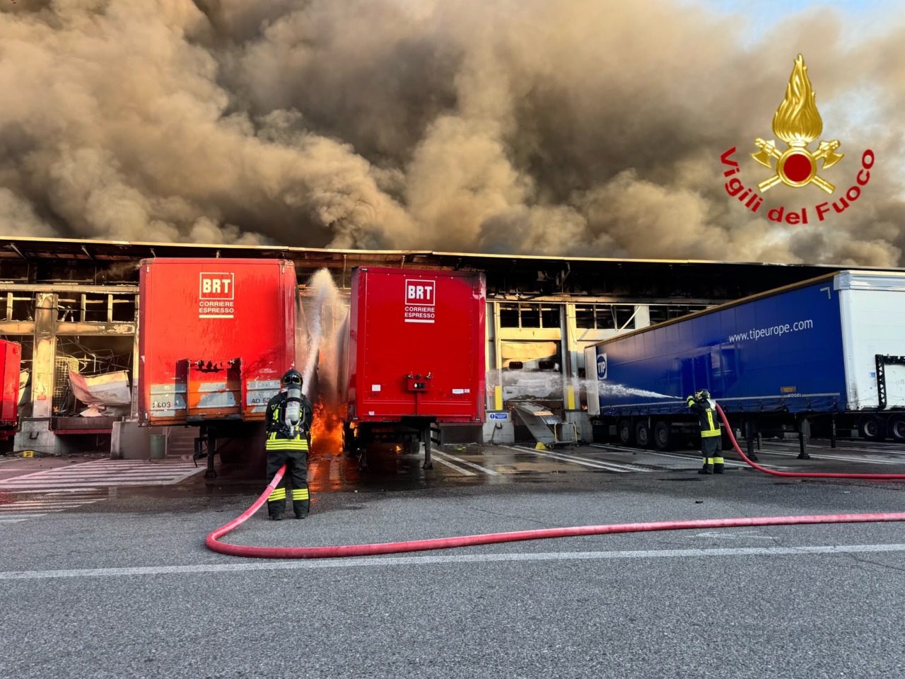 Incendio a Milano: a fuoco un capannone del Deposito Bartolini in via Don Minzoni