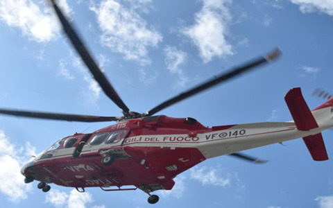 Incendio a Premana, in corso il recupero di 15 turisti