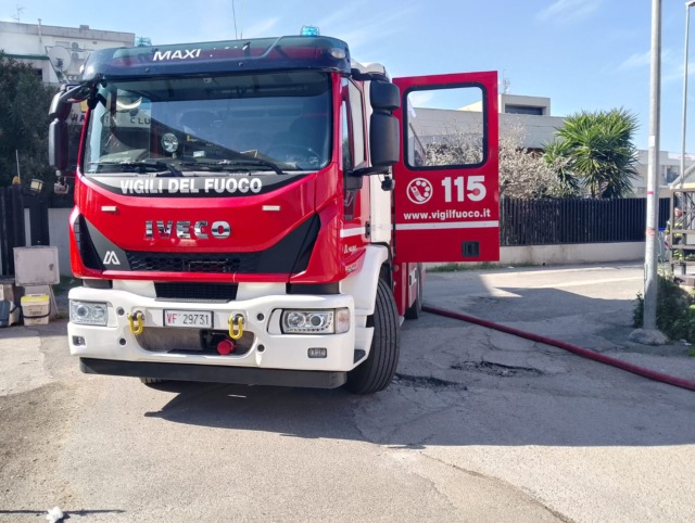 Incendio alla Remat Italia, intervento dei vigili del fuoco nella zona industriale / FOTO