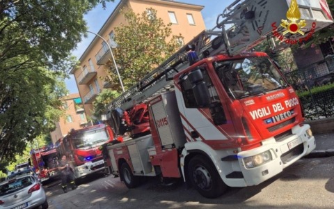 Incendio di un motorino in via Lucca della Robbia, una persona intossicata