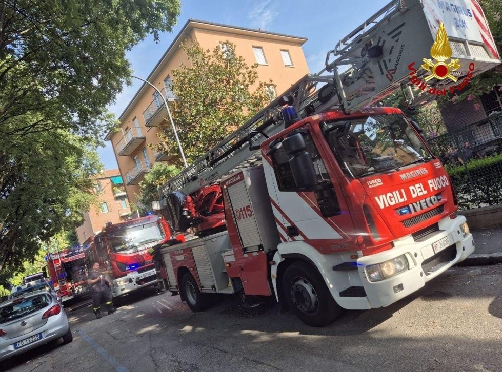 Incendio di un motorino in via Lucca della Robbia, una persona intossicata