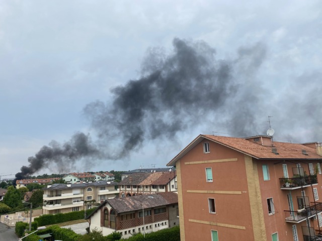 Incendio in un cantiere edile: gli operai domano le fiamme ed evitano il peggio